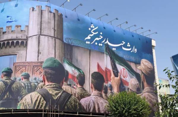 دیوارنگار بزرگ میدان انقلاب جلب توجه کرد